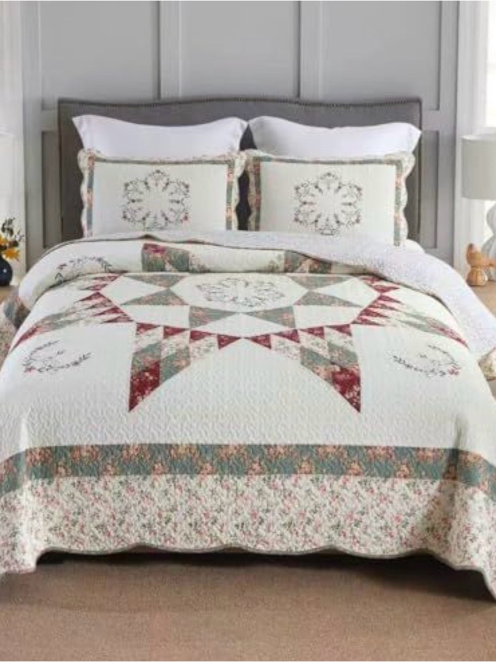 Medallion Patchwork Quilt in Cream, Red & Green